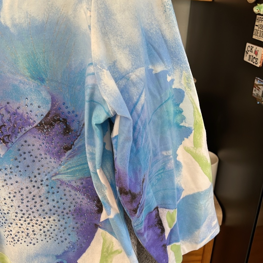 Chico's Blue Fish-Print V-Neck Women's Top - Picture 6 of 8